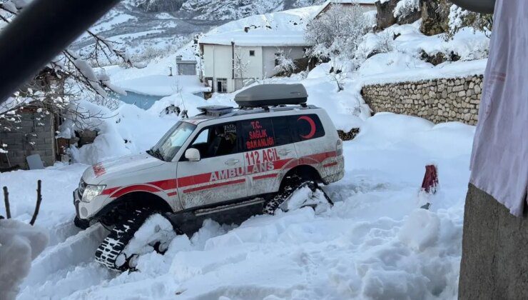 Kar nedeniyle kapanan yolda hasta kadın paletli ambulansla hastaneye götürüldü