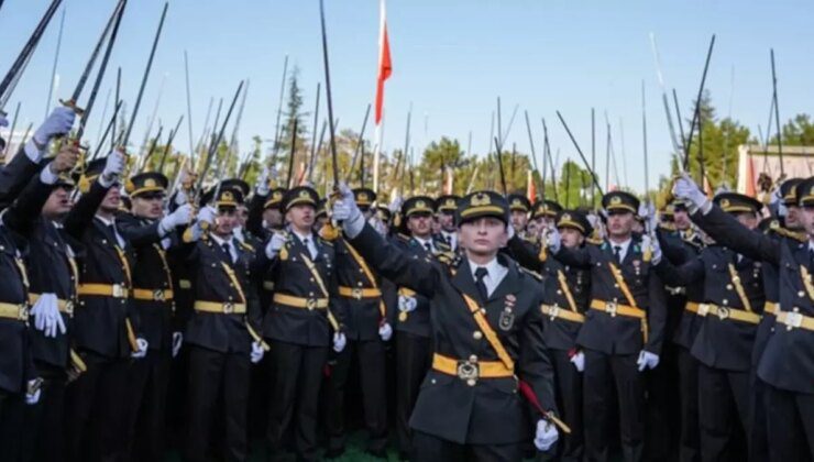 Kılıçlarıyla yemin eden teğmenler için karar günü belli oldu