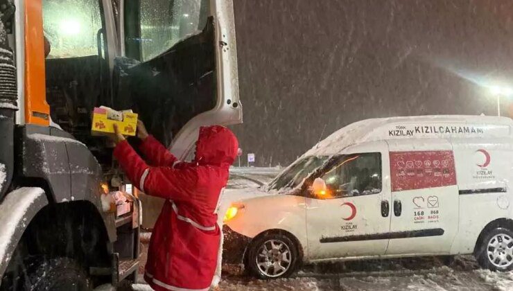 Kızılcahamam’da Yoğun Kar Yağışı Sırasında Türk Kızılay’dan Tır ve Kamyon Şoförlerine Çay İkramı