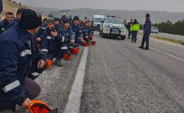 Madenciler eylemlerini bakanlık önüne taşıyor