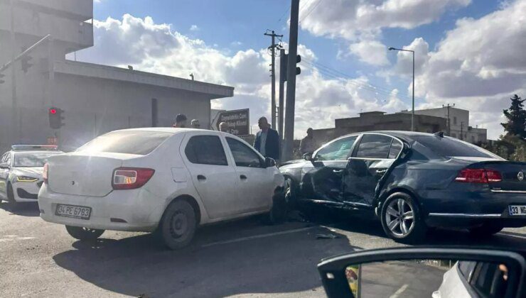 Mardin Nusaybin’de İki Otomobil Çarpıştı, Maddi Hasar Oluştu