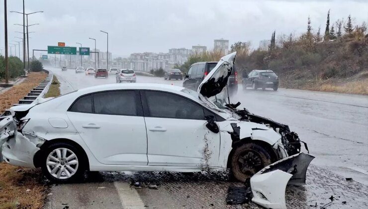 Mersin’de Otomobil Bariyere Çarptı: 4 Yaralı