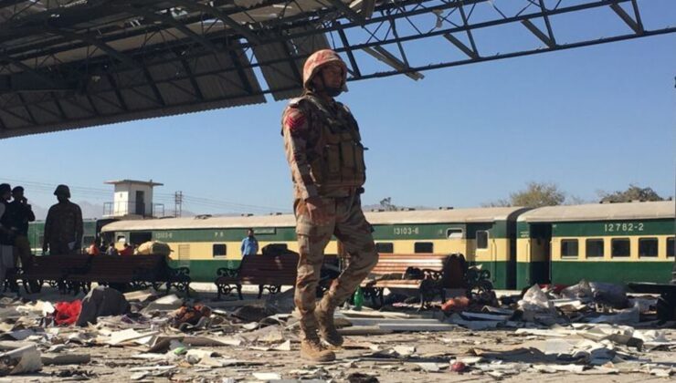 Pakistan'da tren istasyonunda meydana gelen patlamada en az 26 kişi öldü | Dış Haberler