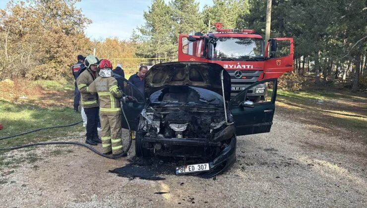 Safranbolu’da Park Halindeki Otomobil Yandı