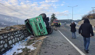 Safranbolu’da Tomruk Yüklü Kamyon Devrildi: 2 Ölü