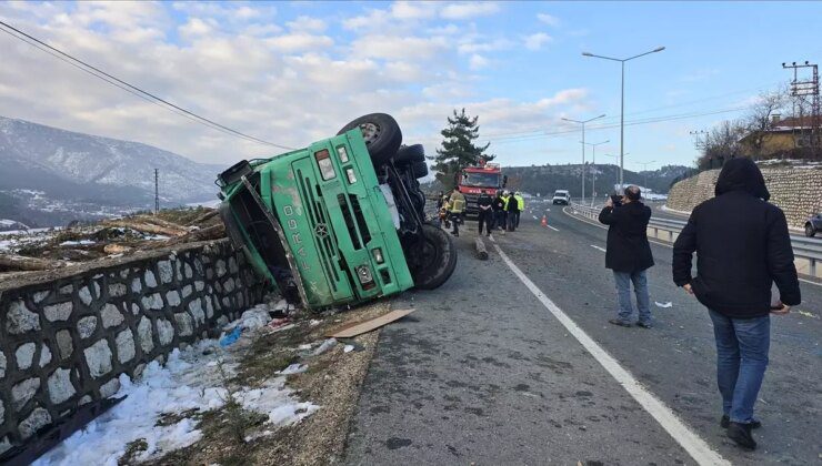 Safranbolu’da Tomruk Yüklü Kamyon Devrildi: 2 Ölü