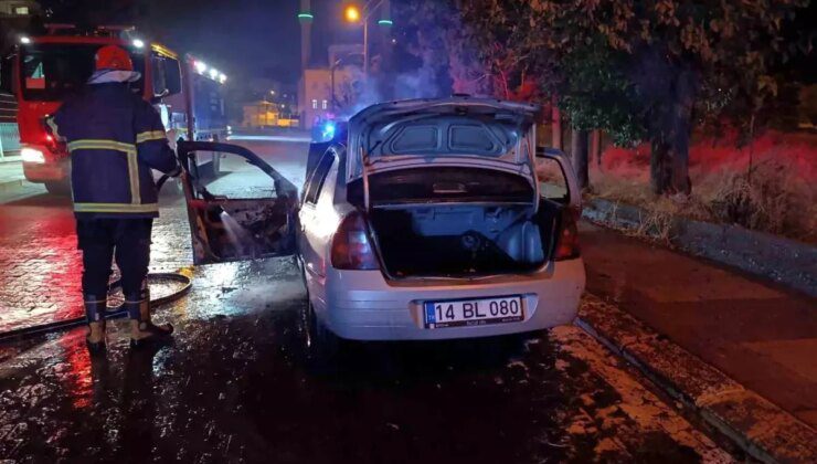 Şanlıurfa’da Seyir Halindeki Otomobil Alev Alev Yandı