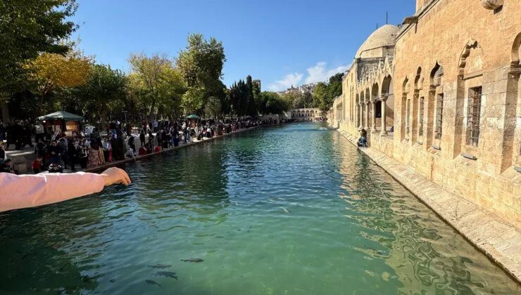 Şanlıurfa’nın Balıklıgöl Yerleşkesi Yerli Turistlerle Dolu