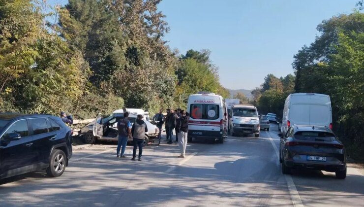 Sapanca’da Otomobil ve Hafif Ticari Araç Çarpıştı: 2 Yaralı