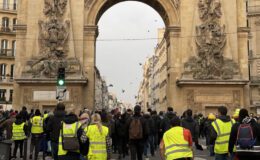 Sarı Yelekliler Paris sokaklarında: Macron'a protesto | Dış Haberler