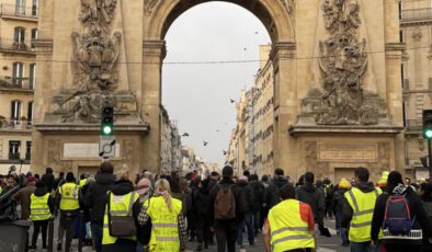 Sarı Yelekliler Paris sokaklarında: Macron'a protesto | Dış Haberler