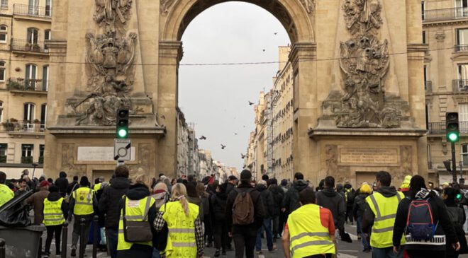 Sarı Yelekliler Paris sokaklarında: Macron'a protesto | Dış Haberler