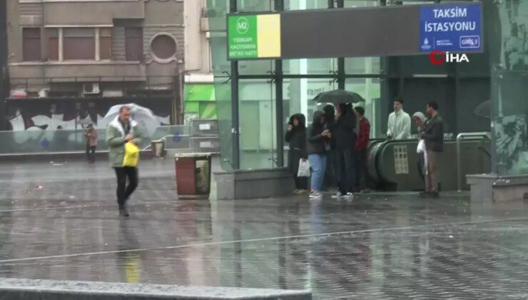 Taksim’de Sağanak Yağış Hayatı Olumsuz Etkiliyor