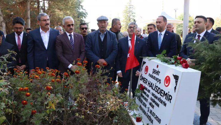 Ulaştırma ve Altyapı Bakanı Uraloğlu, şehit Ömer Halisdemir’in kabrini ziyaret etti