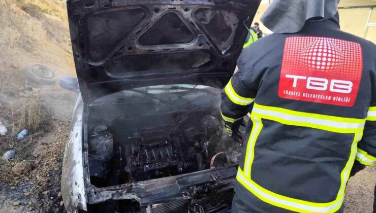 Adıyaman’da Park Halindeki Otomobil Alev Alev Yandı