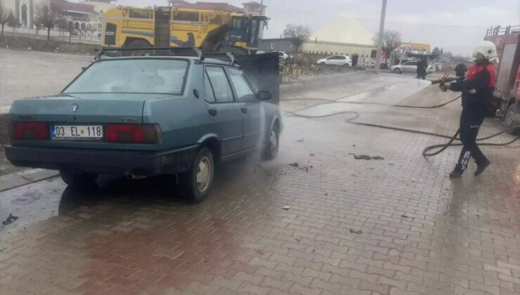 Afyonkarahisar’da Park Halindeki Otomobilde Yangın Çıktı