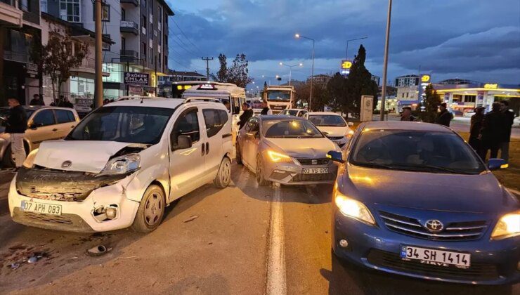 Afyonkarahisar’da Zincirleme Trafik Kazası: 7 Yaralı