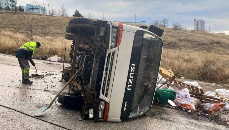 Ankara’da Rampada Kayarak Devrilen Hafriyat Kamyonu 11 Araca Çarpıp Devrildi