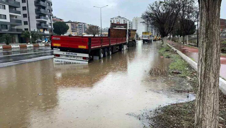 Aydın’da Kuvvetli Sağanak Yağış Karayolunu Göle Çeviriyor