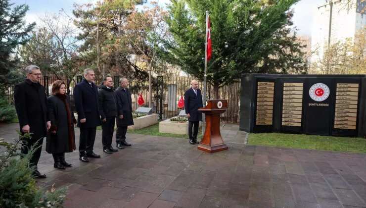 Bakan Fidan, bakan yardımcıları ve büyükelçilerle Anıtkabir ve Dışişleri Şehitliği’ni ziyaret etti