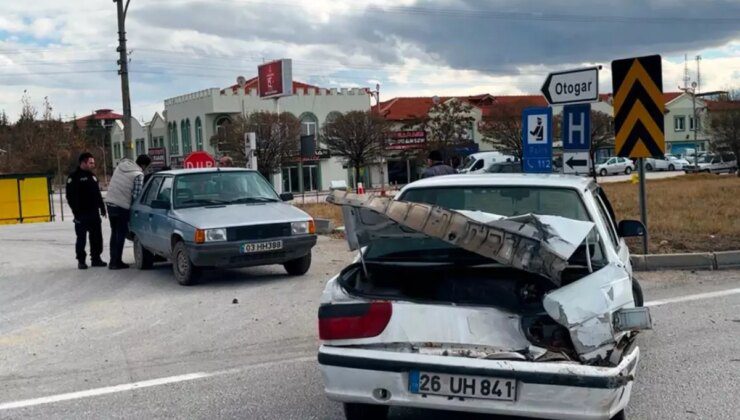 Bolvadin’de İki Otomobil Çarpıştı: 1 Yaralı