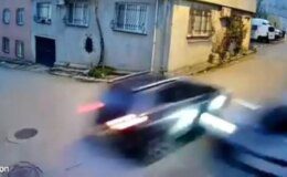 Bursa’da Ara Sokakta Otomobil ile Kamyonet Çarpıştı
