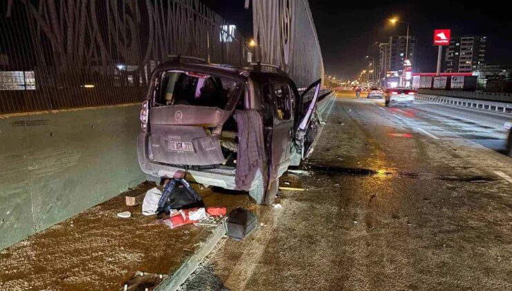 Bursa’da Kontrolden Çıkan Otomobil Demir Bariyerlere Saplandı: 1 Yaralı