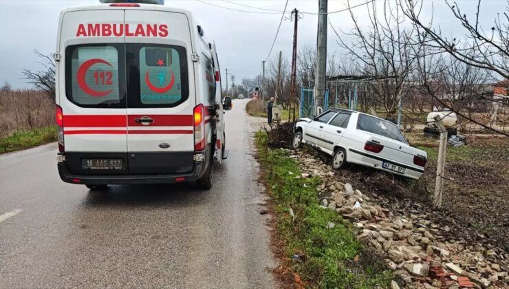 Bursa’da Otomobil Direğe Çarptı: 2 Yaralı