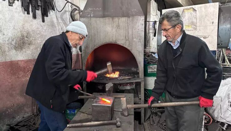 Duyma ve Konuşma Engelli İki Kardeş, 55 Yıldır Demircilik Yapıyor