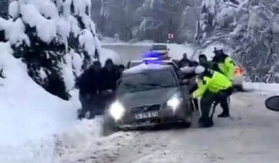 İnegöl’de Kar Yağışı Nedeniyle Araçlar Mahsur Kaldı