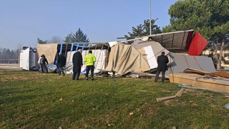 İnegöl’de Tır Devrildi, Sürücü Hafif Yaralandı