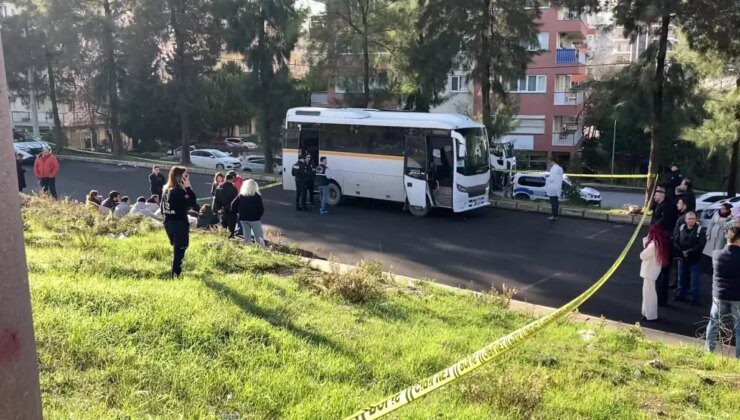 İzmir’de Okul Servisi Tıra Çarptı: 1 Öğrenci Hayatını Kaybetti