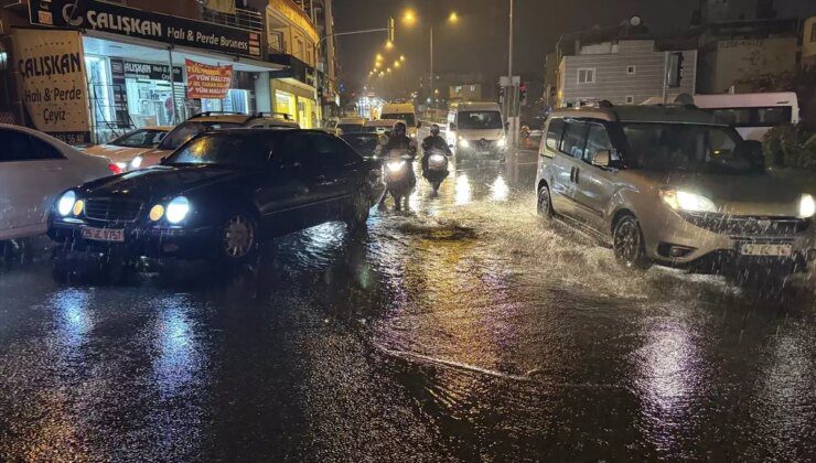 İzmir’de Sağanak Yağış Hayatı Olumsuz Etkiledi