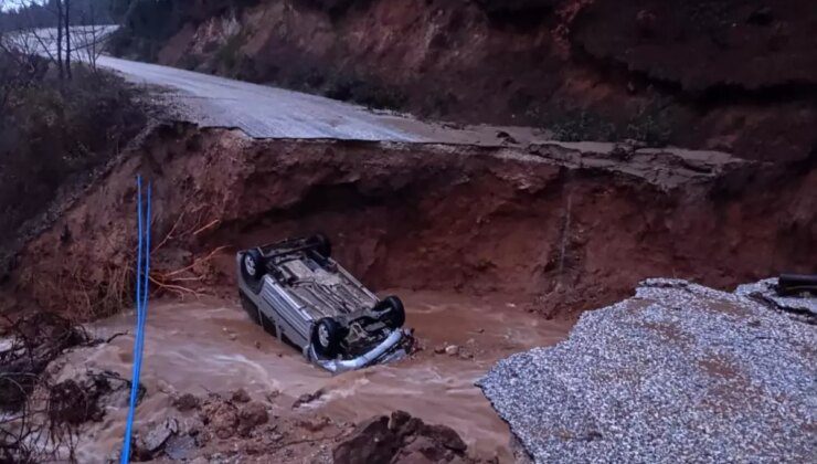 İzmir’de Yol Çökmesi: Otomobil Çukura Düştü