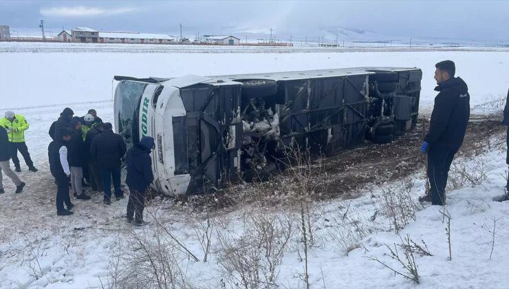 Kars’ta Yolcu Otobüsü Devrildi