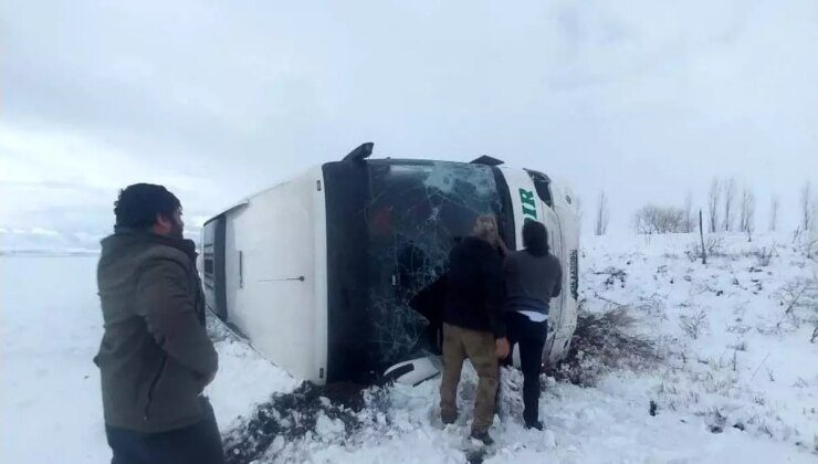 Kars’ta Yolcu Otobüsü Devrildi, Çok Sayıda Yaralı Var