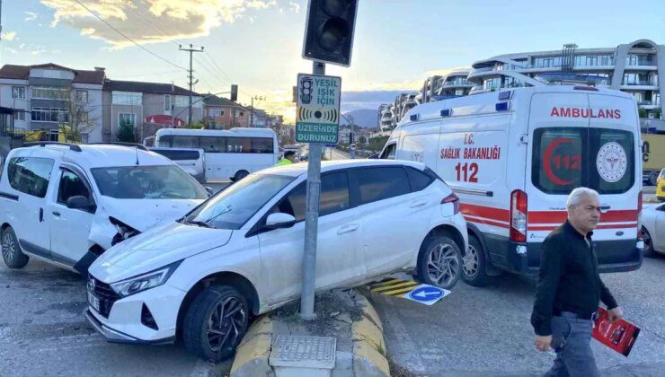 Kartepe’de Trafik Kazası: 3 Yaralı