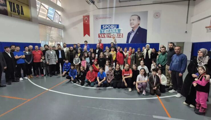 Keçiören’de 3. Geleneksel Aileler Arası Badminton Şampiyonası Gerçekleşti