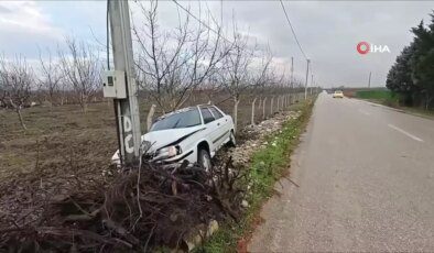 Kontrolden Çıkan Araç Elektrik Direğine Çarptı: 2 Yaralı