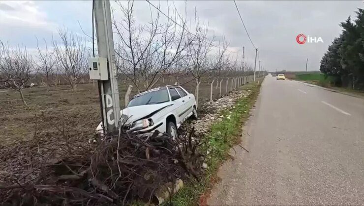 Kontrolden Çıkan Araç Elektrik Direğine Çarptı: 2 Yaralı