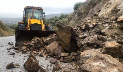 Ödemiş’te Sağanak Nedeniyle Heyelan, Yol Kapandı