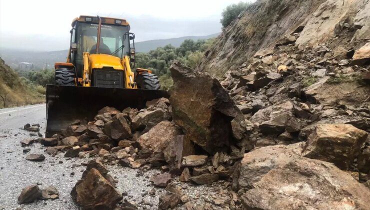 Ödemiş’te Sağanak Nedeniyle Heyelan, Yol Kapandı