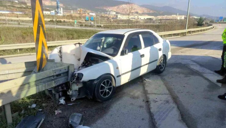 Orhangazi-Bursa Karayolunda Kaza: Otomobil Bariyerlere Saplandı