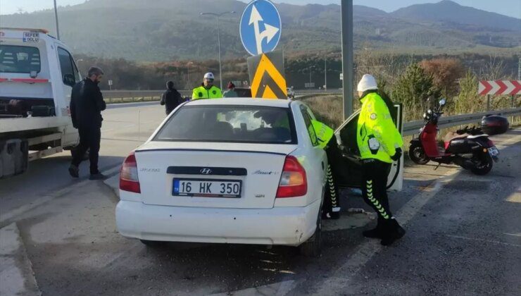 Orhangazi’de Bariyere Çarpan Otomobilde İki Kişi Yaralandı