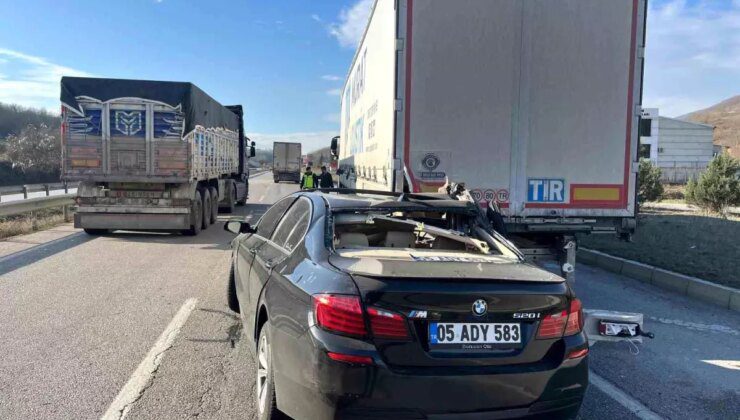 Samsun’da Lüks Otomobilin Tıra Çarpması Sonucu Sürücü Yaralandı