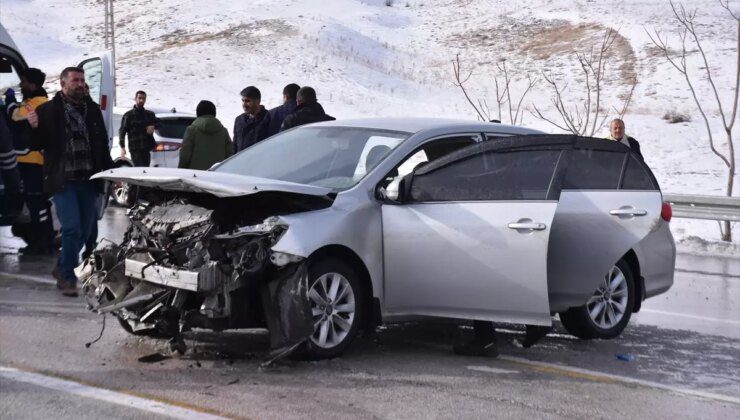 Van’da Otomobil Bariyerlere Çarptı, 5 Kişi Yaralandı