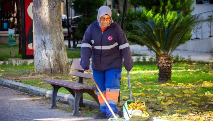 Adana’da Yeni Yılda Temizlik Görevlileri ve Pazarcılar Çalıştı