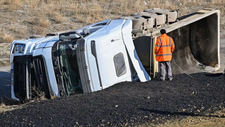 Ankara’da Zift Yüklü Kamyonun Çarptığı Otomobilde 3 İşçi Hayatını Kaybetti