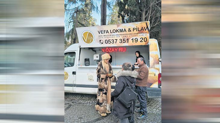 Babası için lokma dağıttı