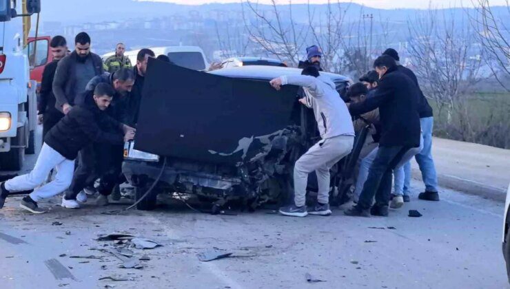 Bursa’da Kamyonla Çarpışan Otomobildeki Sürücü Kurtarıldı